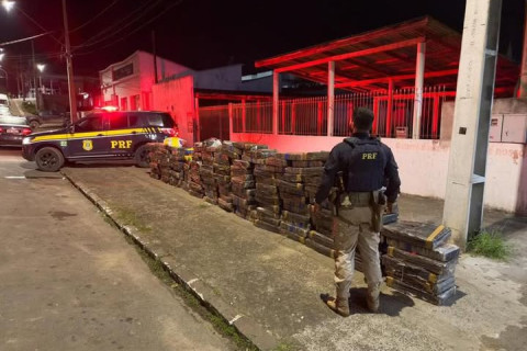Polícia Rodoviária Federal (PRF) apreendeu 1.975,8 quilos de maconha na noite de segunda-feira (26), na BR-476, em São Mateus do Sul