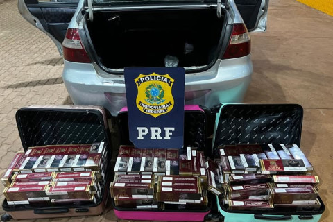 PRF apreende carga de cigarros contrabandeados em veículo de aplicativo na BR-277