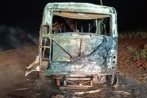 Ônibus de estudantes pega fogo e fica totalmente destruído em Ourinhos, São Paulo