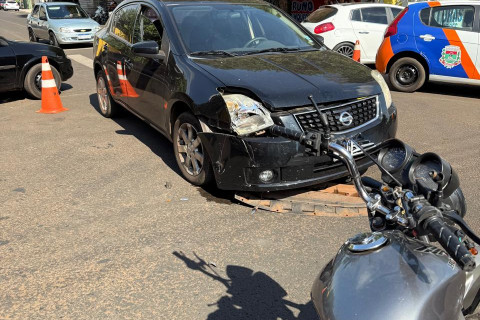 Colisão entre carro e moto no centro de Bandeirantes deixa jovem com ferimentos leves