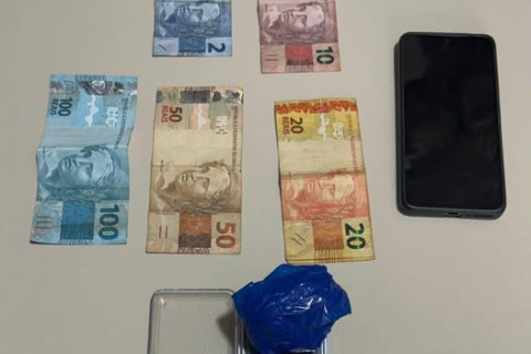 Policia Militar por meio de equipe de Operações com Cães, cumpre mandado de busca e realiza a prisão de homem por tráfico de drogas