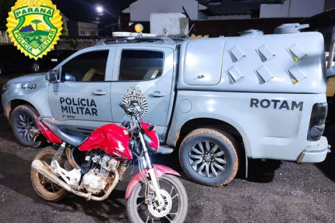 POLÍCIA MILITAR APREENDE MOTOCICLETA POR MANOBRAS PERIGOSAS EM SANTO ANTÔNIO DA PLATINA