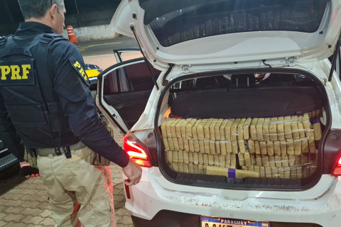PRF apreende veículo carregado com 302 kg de maconha na BR-277