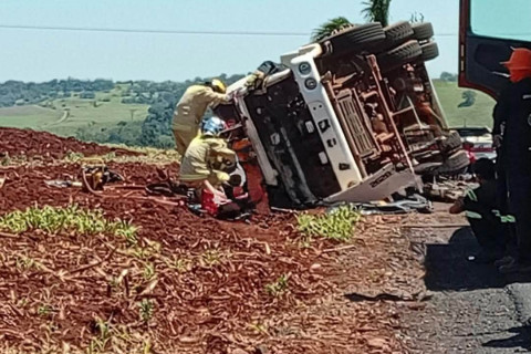 Trabalhadores ficam gravemente feridos após tombamento de caminhão em Santa Amélia, Paraná