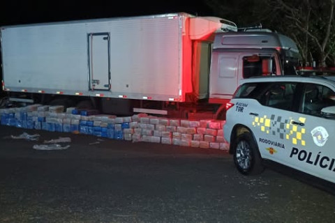 POLICIAMENTO RODOVIÁRIO PRENDE TRAFICANTE COM GRANDE QUANTIDADE DE MACONHA E PRODUTOS DE CONTRABANDO E DESCAMINHO EM RODOVIA DE PALMITAL/SP
