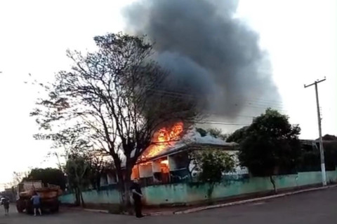 Incêndio de grandes proporções destrói antiga escola em Itambaracá, Paraná