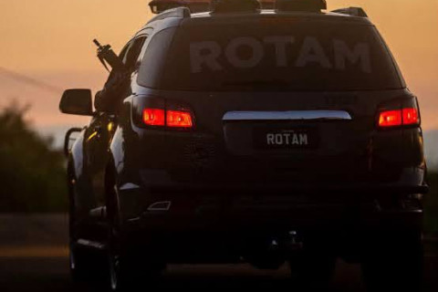 ROTAM APREENDE DROGAS NO CONJUNTO HUMBERTO TEIXEIRA E DUAS PESSOAS VÃO PARAR NA DELEGACIA