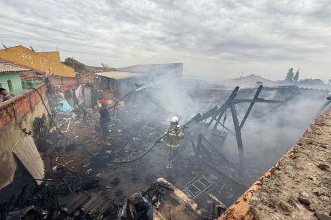 Família perde casa em incêndio na Vila Lordane, em Bandeirantes