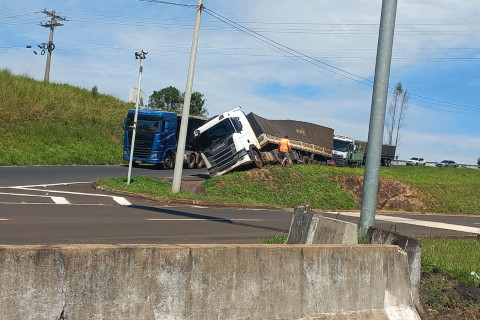 Saída de pista na região de Ourinhos SP registrado no final da manhã de sábado (29)