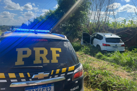 PRF apreende veículo com cigarros em Ângulo