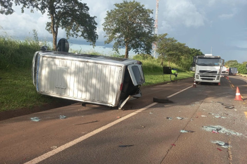 Colisão entre carreta e van deixa quatro feridos na BR-369, entre Ourinhos e Cambará
