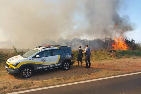 POLICIAMENTO RODOVIÁRIO PRENDE HOMEM ATEANDO FOGO EM MATO ÀS MARGENS DA RODOVIA EM MARÍLIA/SP*