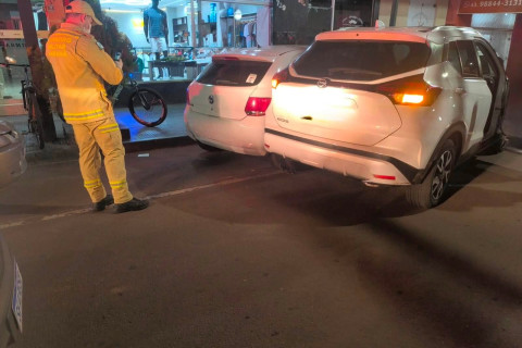 MOTORISTA BATE EM DOIS CARROS ESTACIONADOS NO CENTRO DE BANDEIRANTES