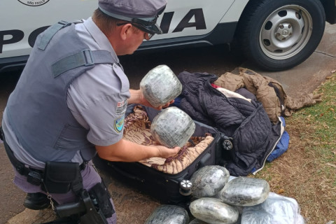 POLICIAMENTO RODOVIÁRIO PRENDE DOIS INDIVÍDUOS POR TRÁFICO DE DROGA E FURTO EM RODOVIA DE ASSIS/SP